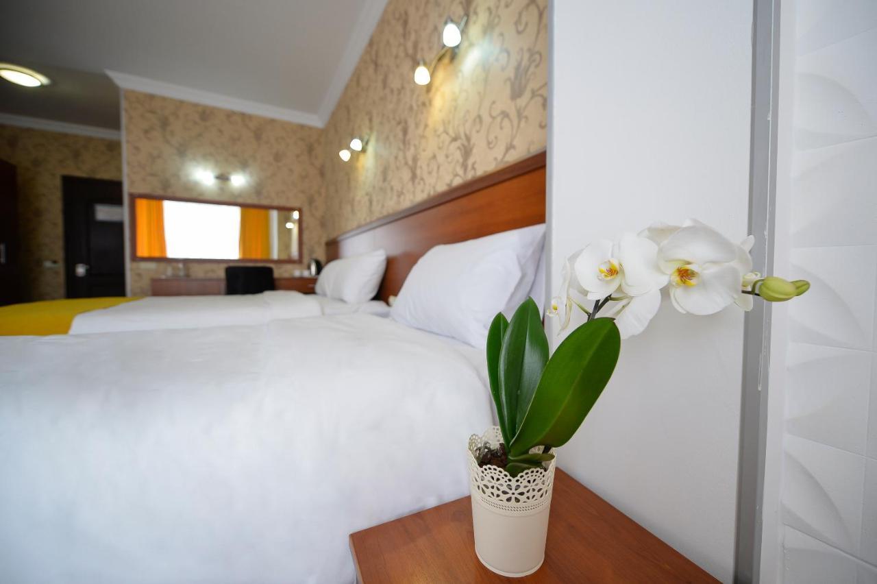 Aura Boutique Hotel Батуми Экстерьер фото